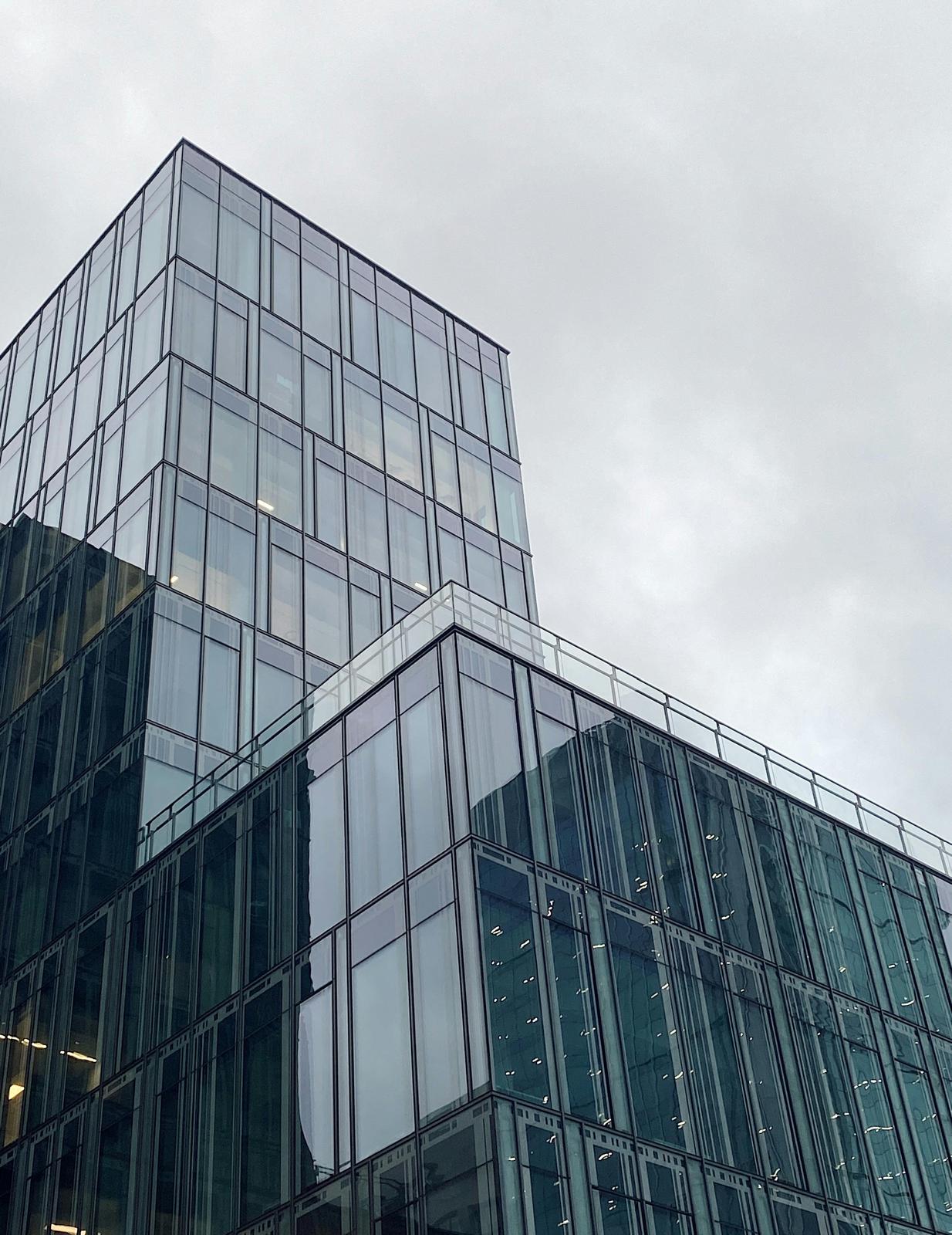 Surfaces vitrées et façade en hauteur